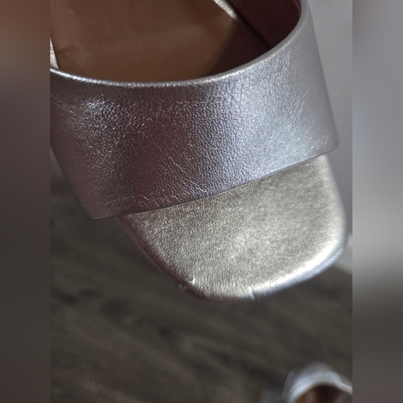 Womens Benvenuti Vera Pelle Silver Block Heels Size 37 NWOT - Picture 3 of 5